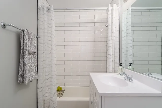 $2,095 | 44 South Kensington Avenue, Unit 1, La Grange, IL 60525