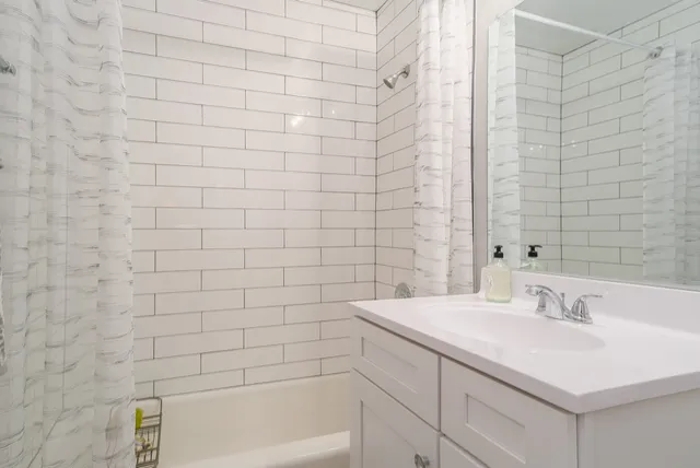 $2,095 | 44 South Kensington Avenue, Unit 1, La Grange, IL 60525