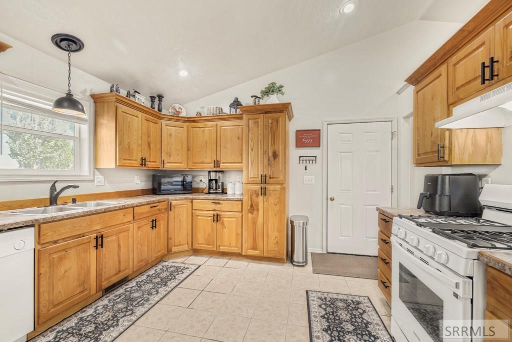 3443 East County Line Road Idaho Falls, ID 83401 - Photo 12 of 43 Kitchen