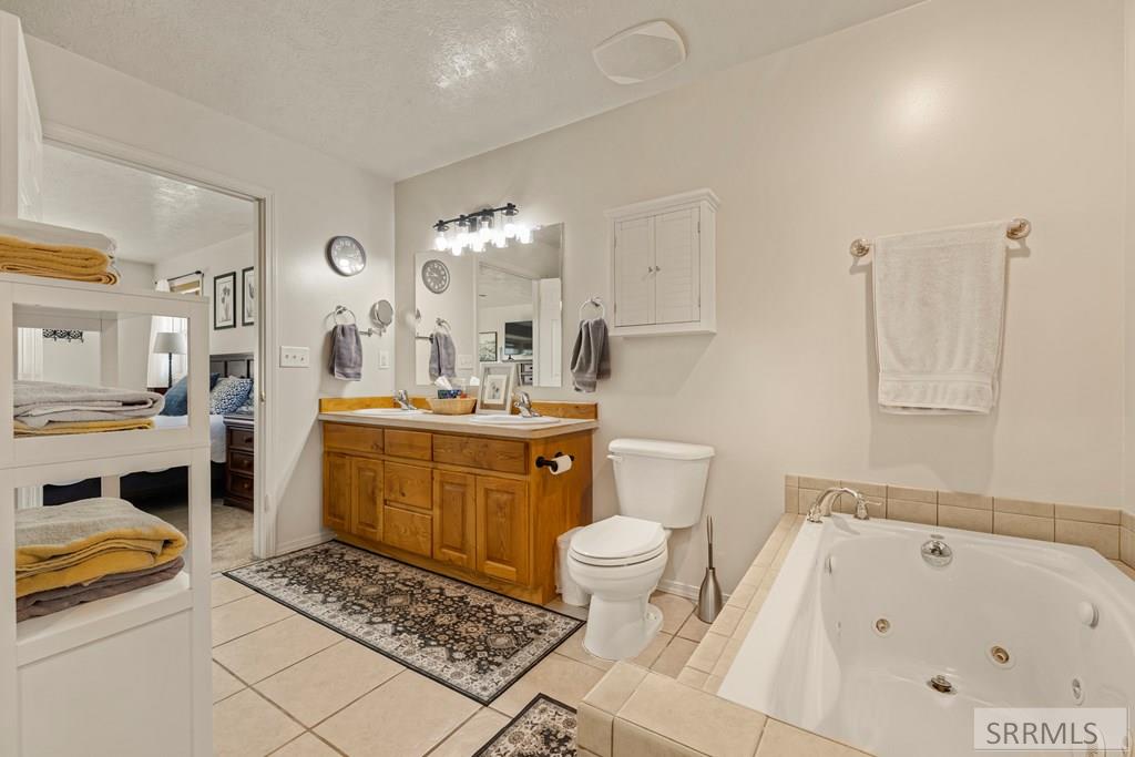 3443 East County Line Road Idaho Falls, ID 83401 - Photo 23 of 43 Master Bathroom