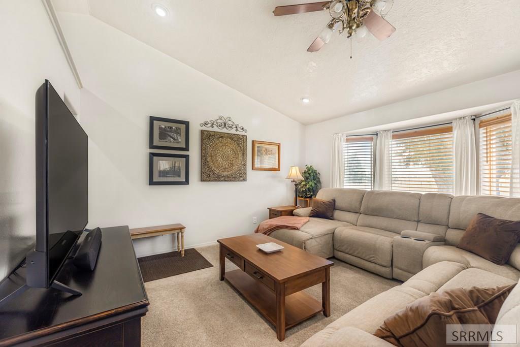 3443 East County Line Road Idaho Falls, ID 83401 - Photo 7 of 43 Living Room