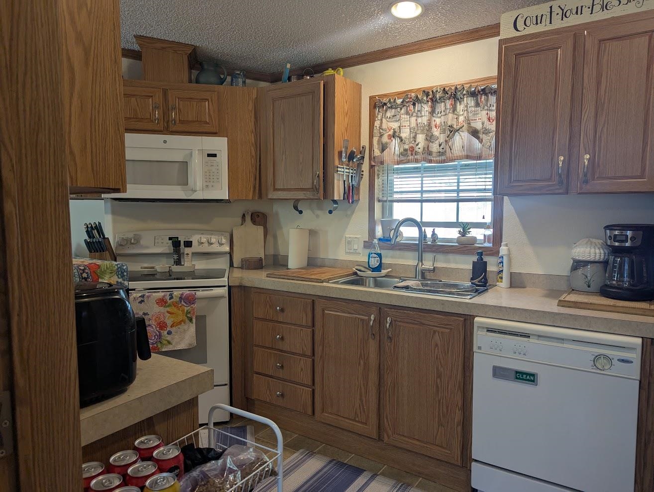 435 32 Road, Unit 628 Clifton, CO 81520 - Photo 3 of 31 a kitchen with a sink stove and cabinets