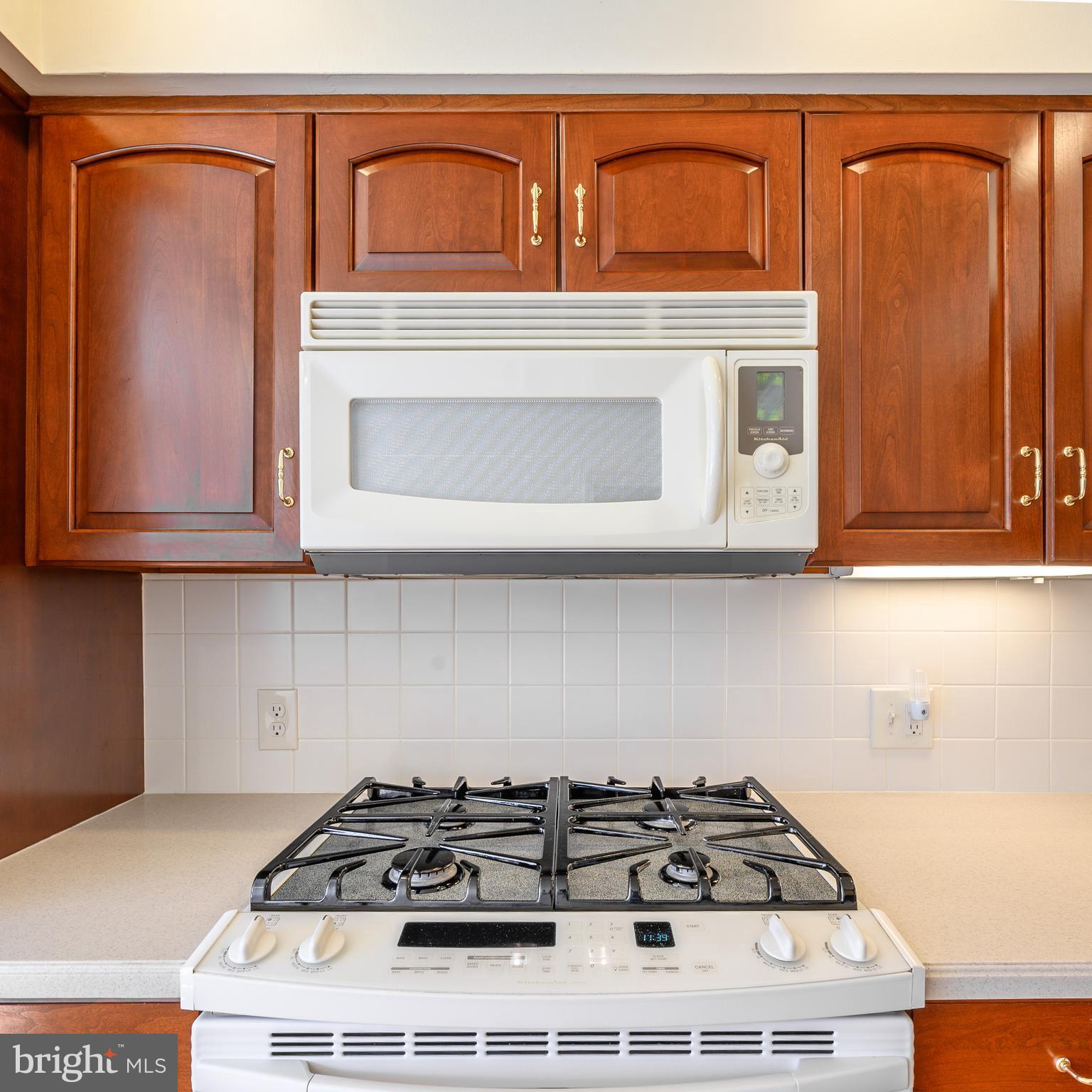 76 Autumn Road Southampton, PA 18966 - Photo 6 of 27 Cherry Cabinets and Gas cooking
