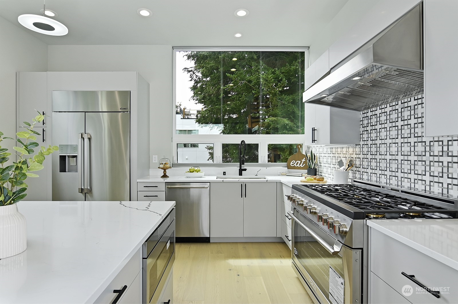 2707 South Ferdinand Street Seattle, WA 98108 - Photo 20 of 38 a kitchen with a stove a refrigerator and a sink