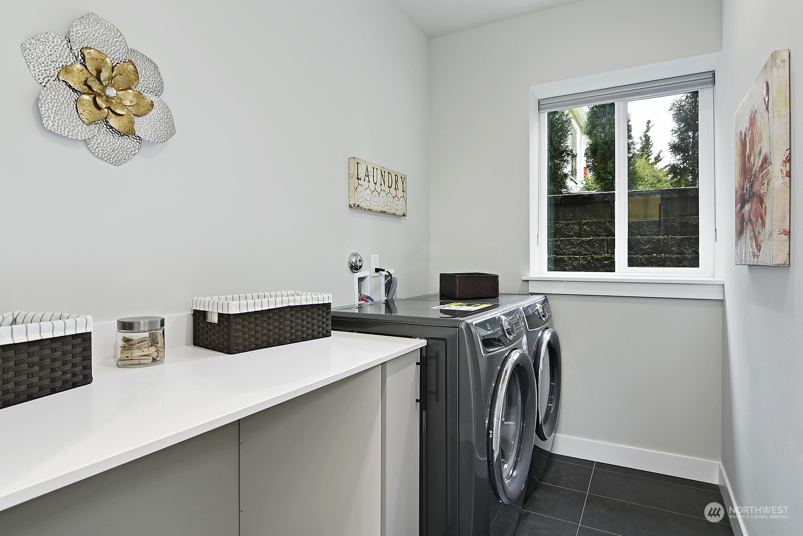 2707 South Ferdinand Street Seattle, WA 98108 - Photo 25 of 38 a utility room with dryer and washer