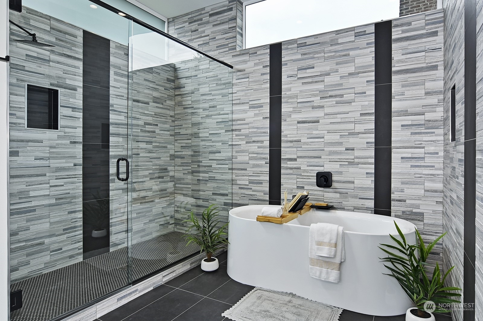 2707 South Ferdinand Street Seattle, WA 98108 - Photo 7 of 38 a backyard of a house with seating space