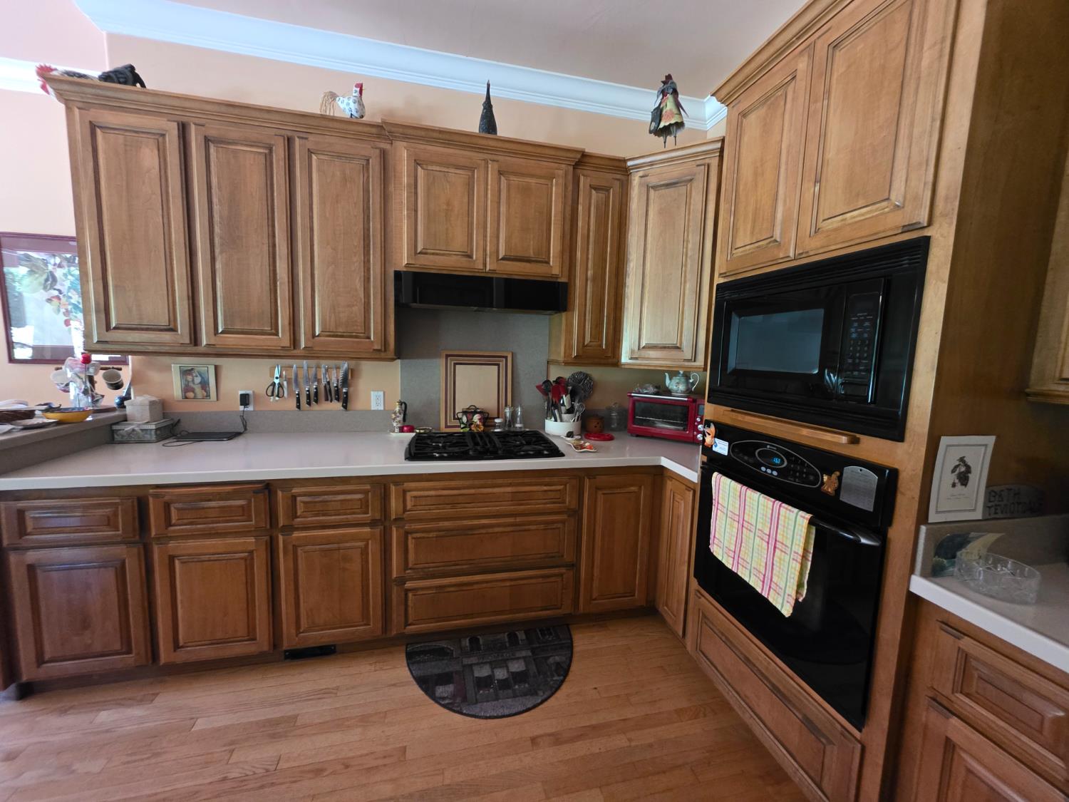 1072 Rorden Avenue Selma, CA 93662 - Photo 12 of 40 a kitchen with stainless steel appliances a stove a sink and a microwave