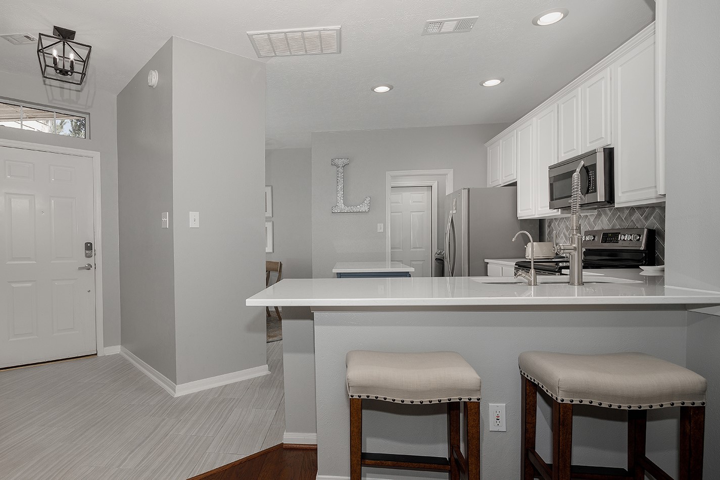 110 Wintergreen Trail The Woodlands, TX 77382 - Photo 10 of 32 a table and chairs in a kitchen
