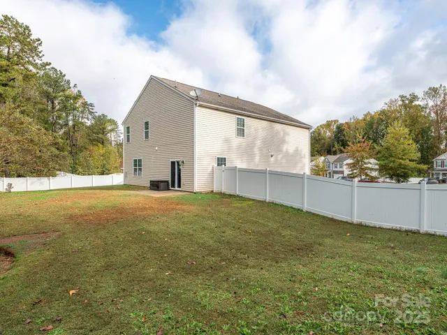 a view of an house with backyard and garden