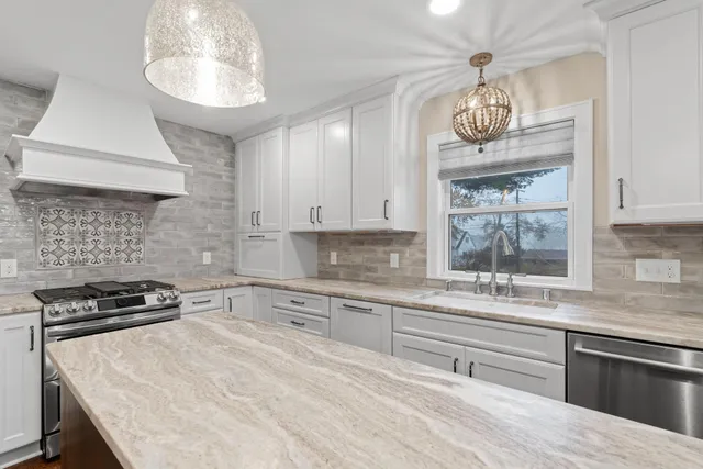 $699,995 | 1108 Quebec Avenue North, Golden Valley, MN 55427