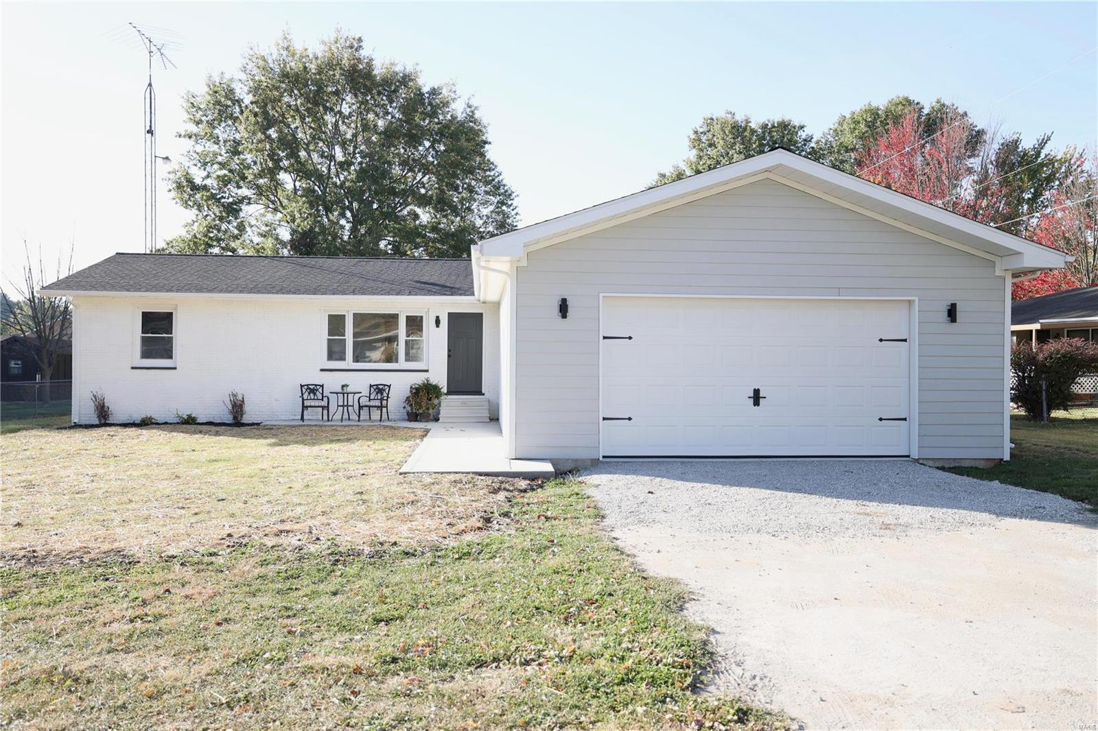 820 Kimball Road Hillsboro, IL 62049 - Photo 1 of 33 Gallery Image 1