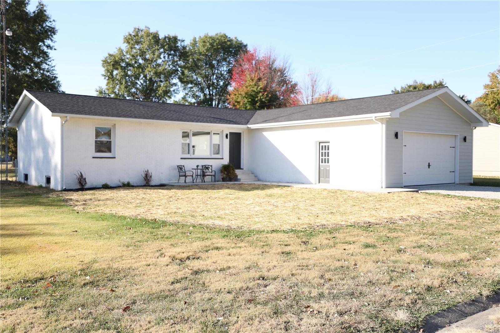 820 Kimball Road Hillsboro, IL 62049 - Photo 2 of 33 Gallery Image 2