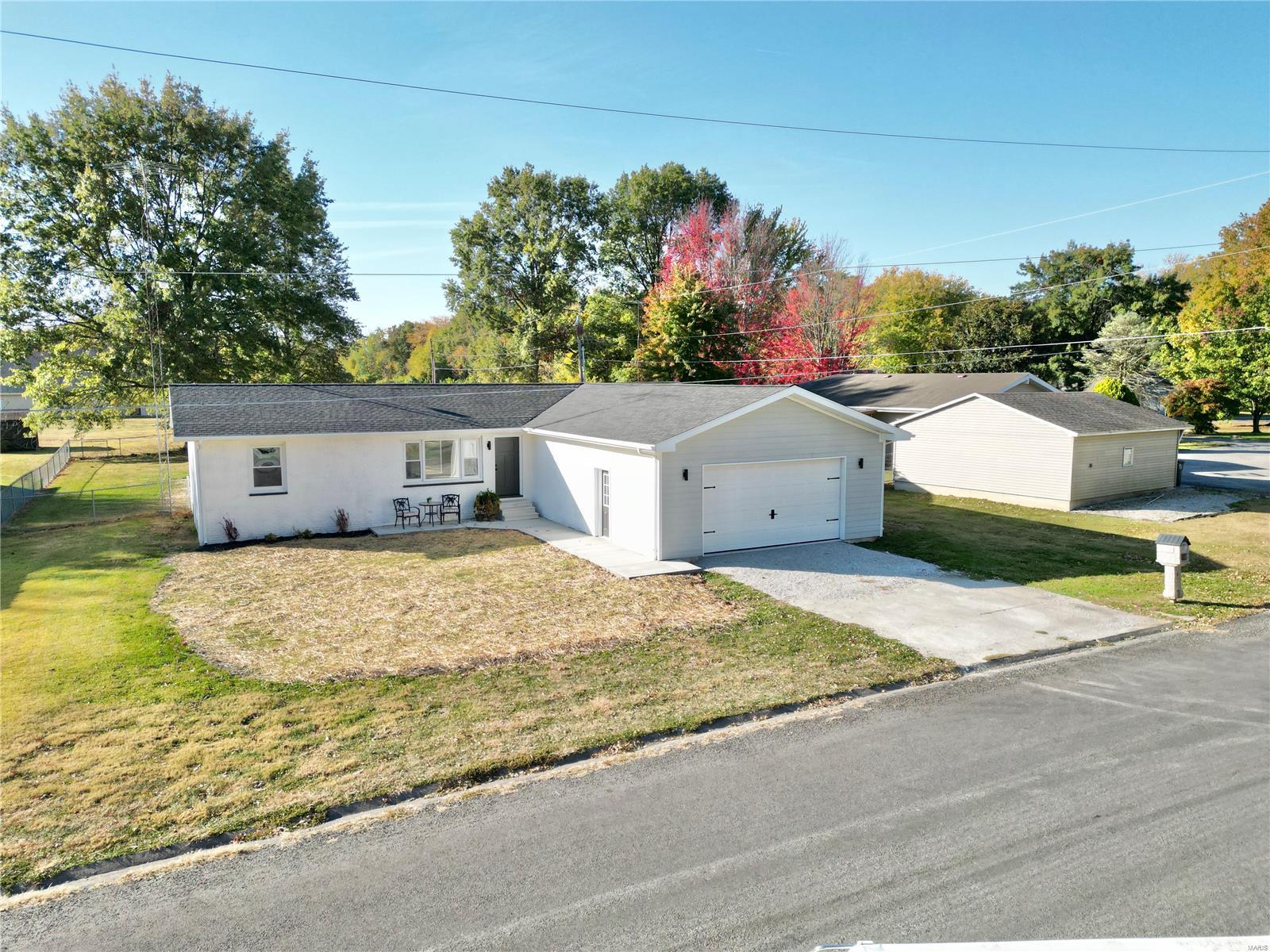 820 Kimball Road Hillsboro, IL 62049 - Photo 3 of 33 Gallery Image 3