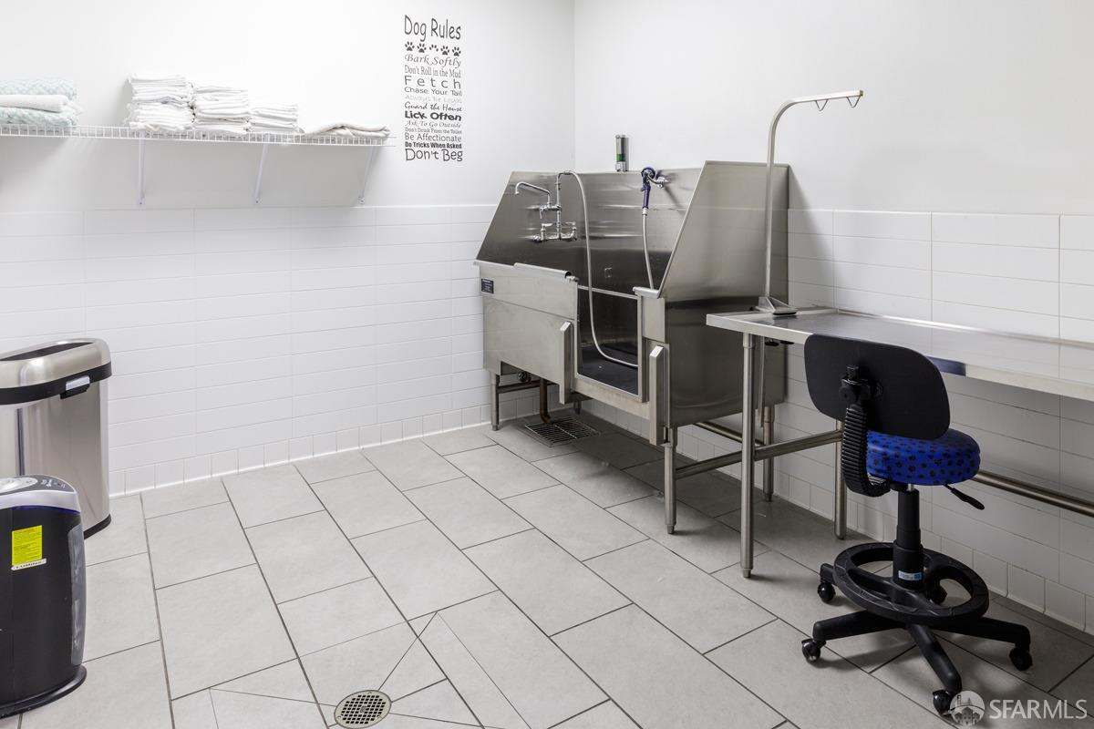 318 Main Street, Unit 4E San Francisco, CA 94105 - Photo 47 of 50 a living room with furniture