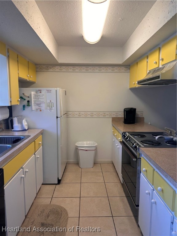 5007 Granada Boulevard Sebring, FL 33872 - Photo 2 of 15 a kitchen with a stove top oven sink and cabinets