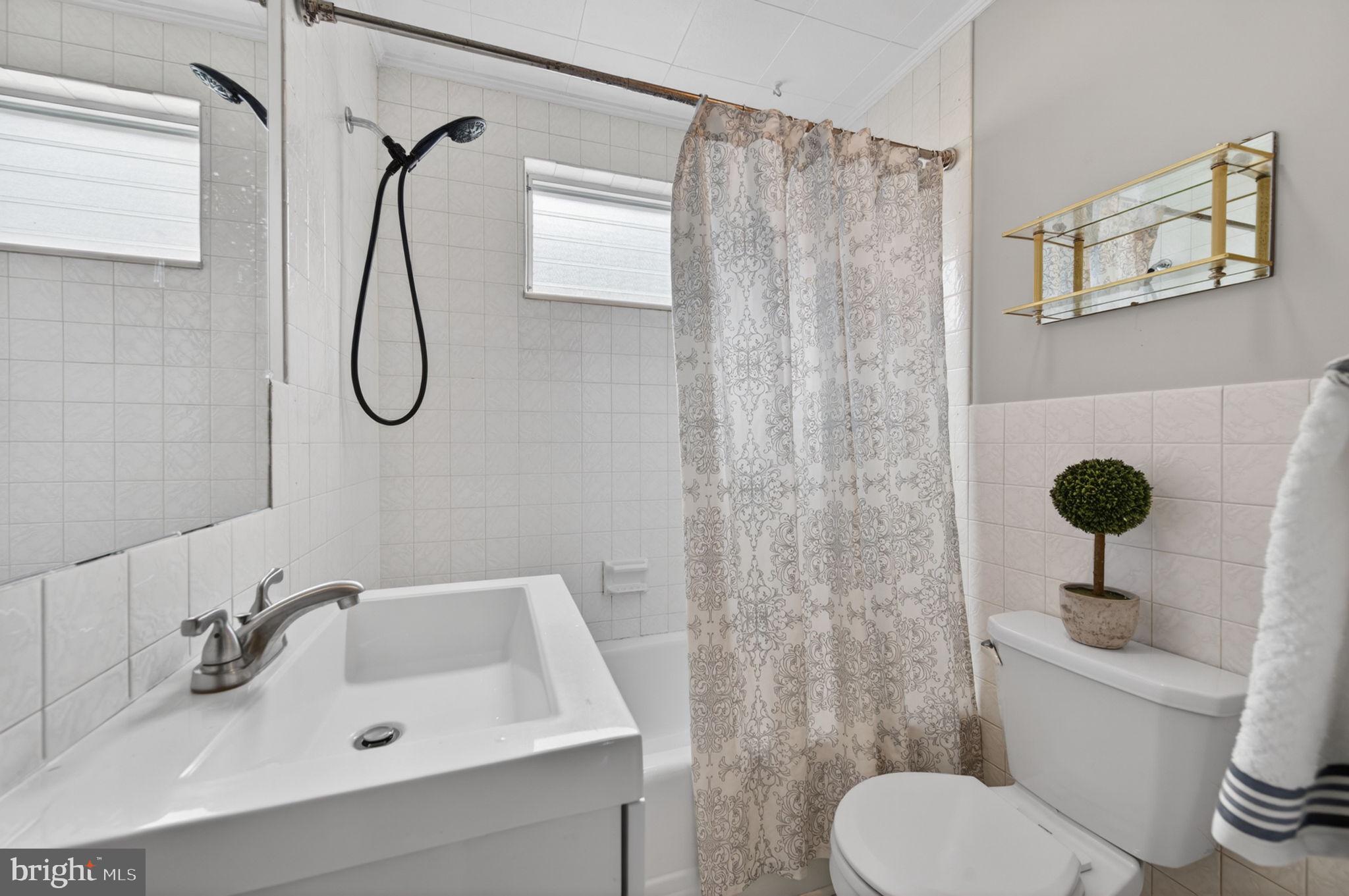 2509 Canterbury Road Baltimore, MD 21234 - Photo 17 of 34 Full Bathroom