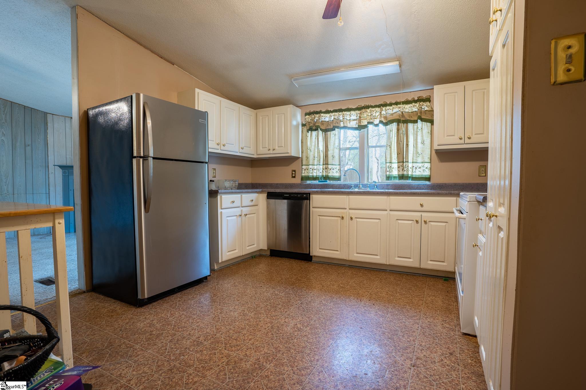 1104 Lake Cunningham Road Greer, SC 29651 - Photo 8 of 28
