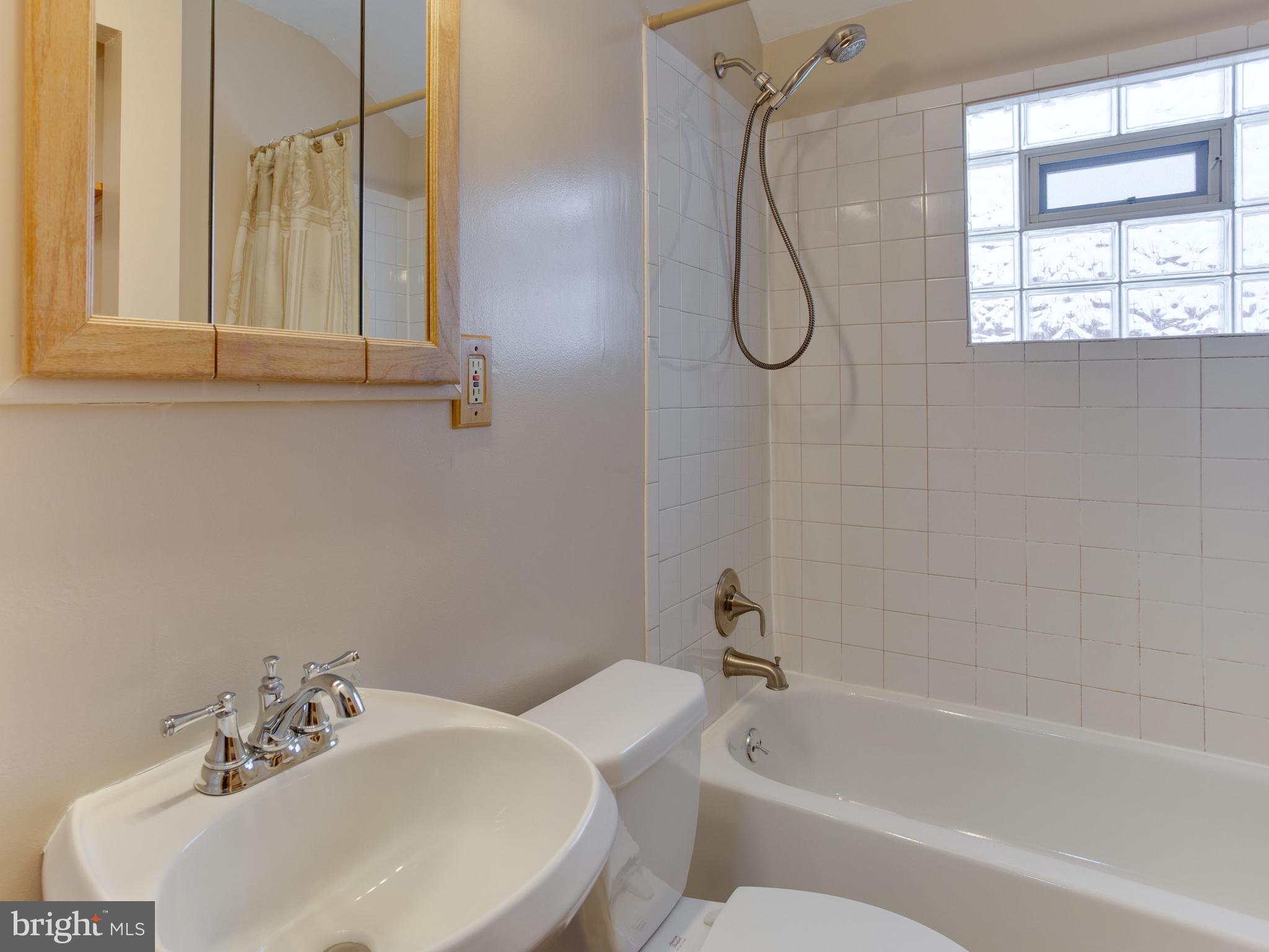 811 Middlesex Road Baltimore, MD 21221 - Photo 23 of 35 HALL BATH