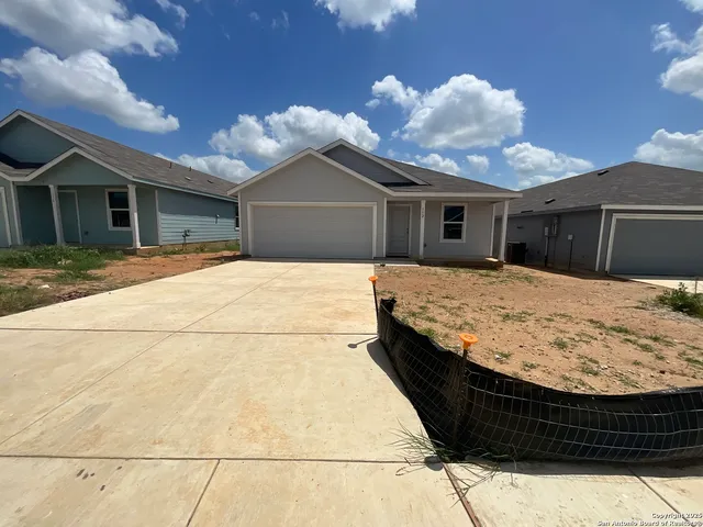 $1,650 | 112 Autumn Trail, Floresville, TX 78114