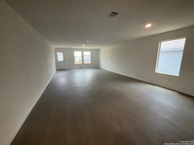 $1,650 | 112 Autumn Trail, Floresville, TX 78114