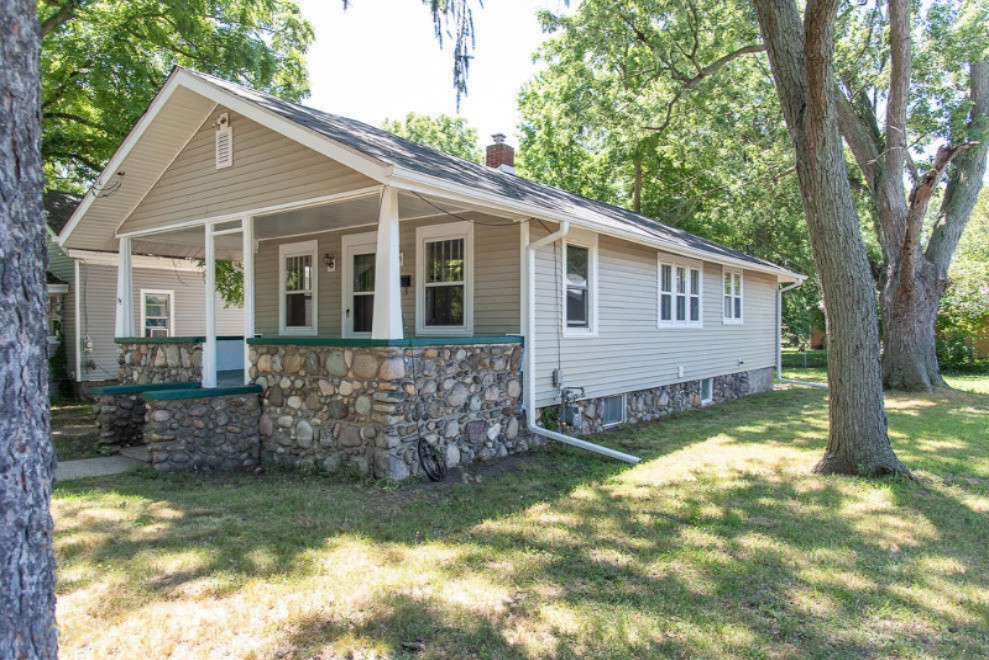 55 Ave B Springfield, MI 49037 - Photo 3 of 23 DSC_8463