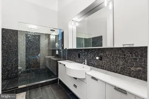 $599,000 | 105 South 12th Street, Unit 302, Philadelphia, PA 19107