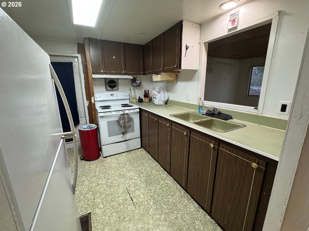 5000 Northeast Stephens Street, Unit 2 Roseburg, OR 97470 - Photo 12 of 23 a kitchen with a sink stove and refrigerator