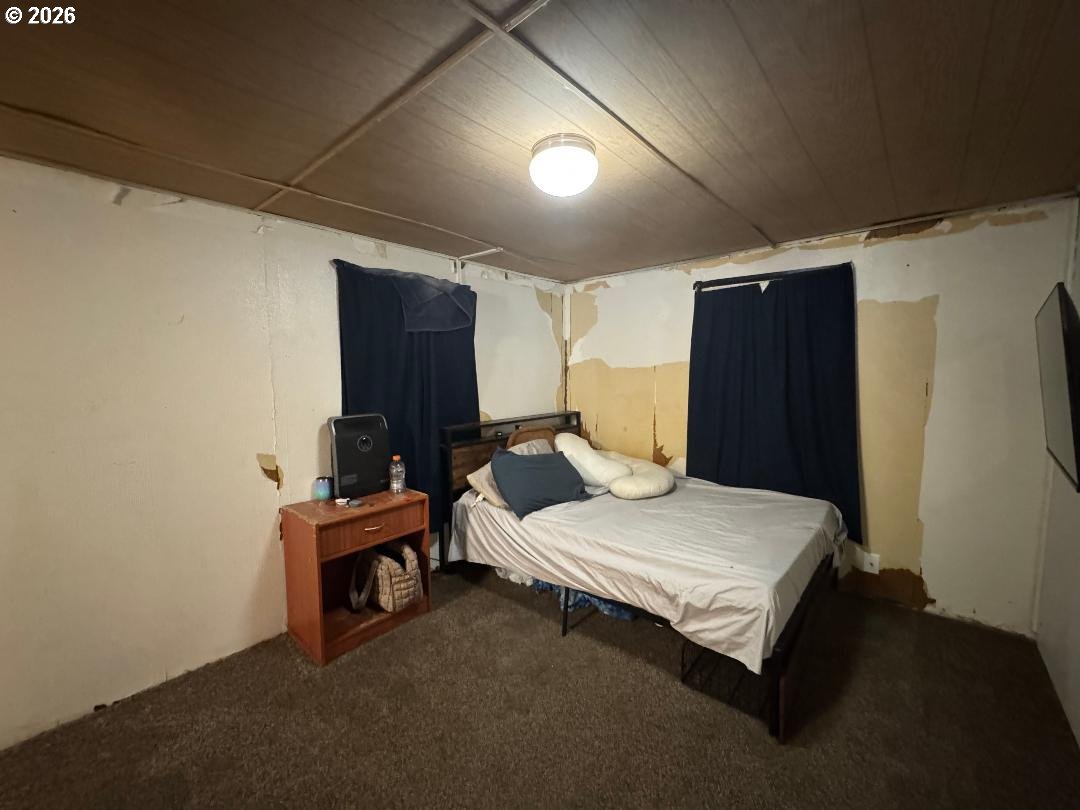 5000 Northeast Stephens Street, Unit 2 Roseburg, OR 97470 - Photo 15 of 23 a bedroom with a bed and a window