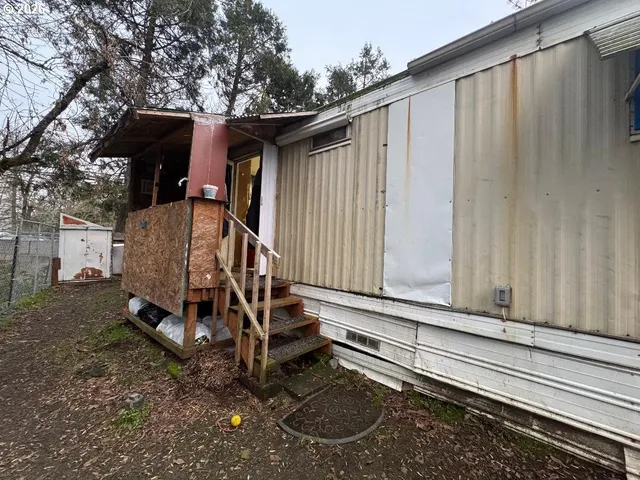 a view of livingroom with washer and dryer