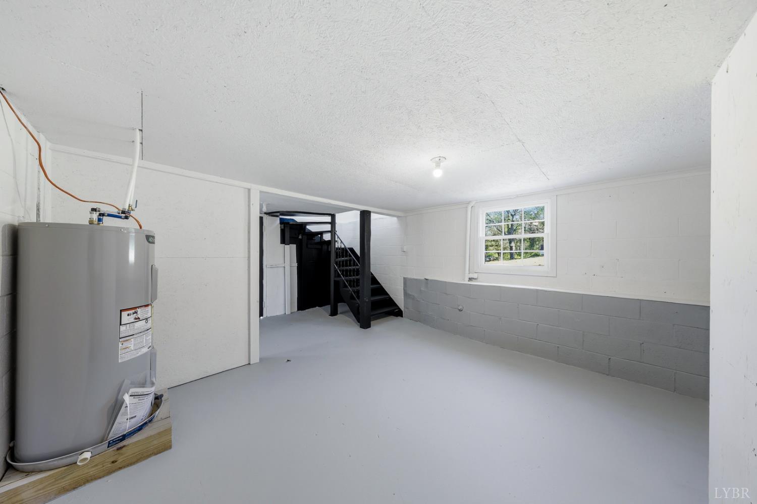 1410 Lynch Road Altavista, VA 24517 - Photo 20 of 34 a view of an empty room with a window