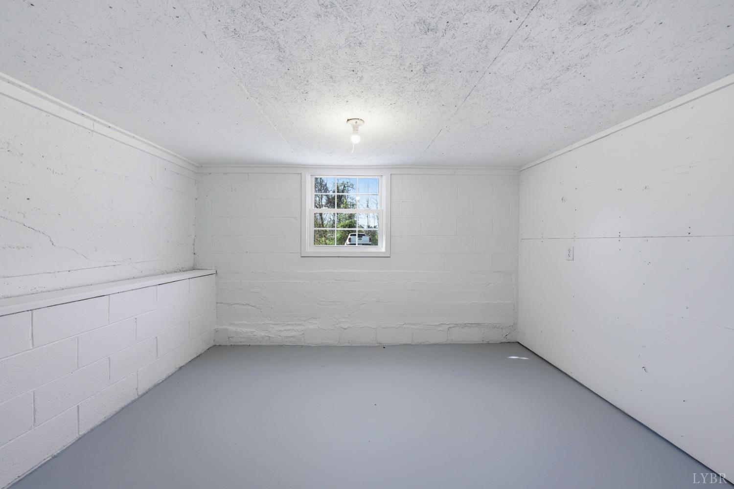 1410 Lynch Road Altavista, VA 24517 - Photo 26 of 34 an empty room with a window