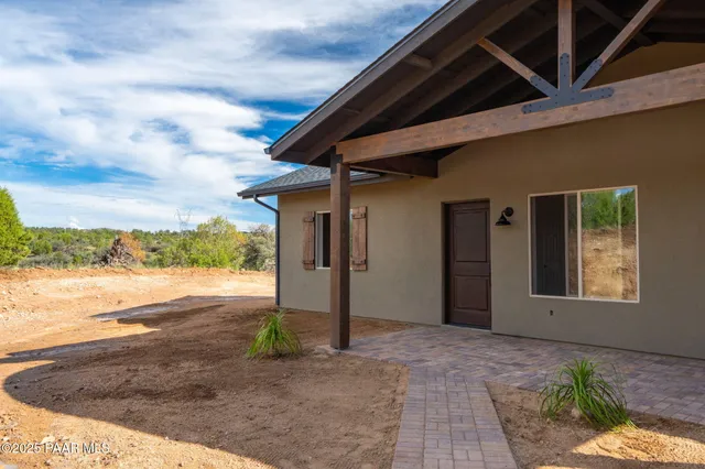 a view of backyard of the house