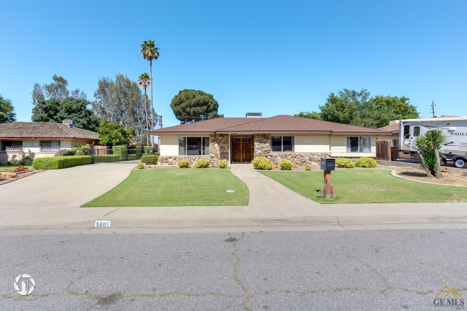 a view of multiple houses with a yard