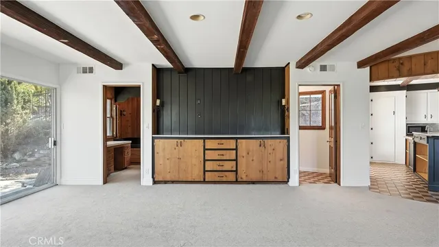 a view of a house with back yard