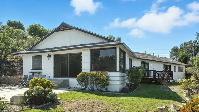a view of a house with backyard