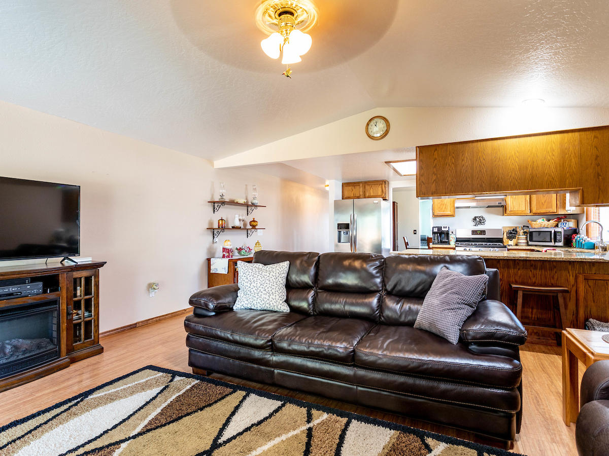 1650 Timothy Street Central Point, OR 97502 - Photo 5 of 32 5