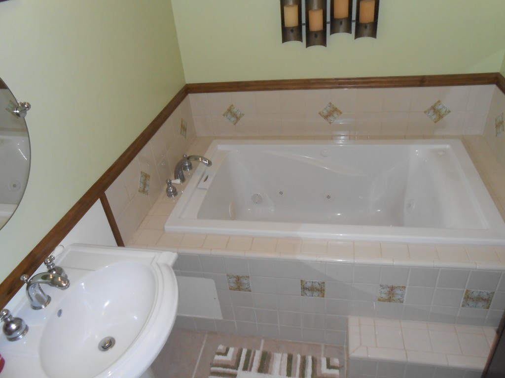 32 Larkspur Street Springfield, MA 01108 - Photo 26 of 26 a bathroom with a bathtub