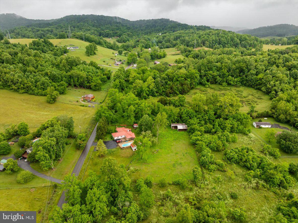 11419 Oak Grove Road Bristol, VA 24202 - Photo 24 of 36 a view of a garden with an outdoor space