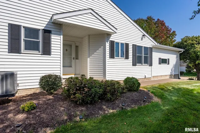 $315,000 | 802 Falcon Drive, Le Claire, IA 52753