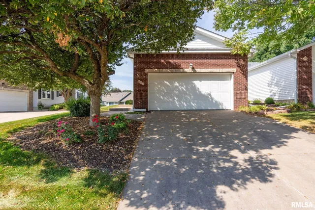 $315,000 | 802 Falcon Drive, Le Claire, IA 52753