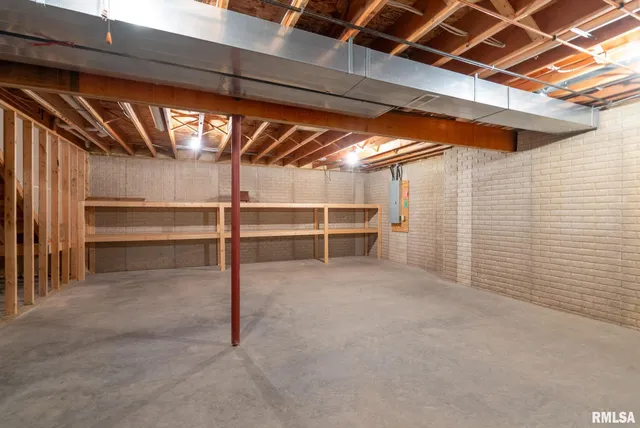 $315,000 | 802 Falcon Drive, Le Claire, IA 52753