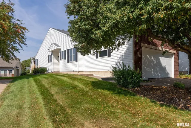 $315,000 | 802 Falcon Drive, Le Claire, IA 52753
