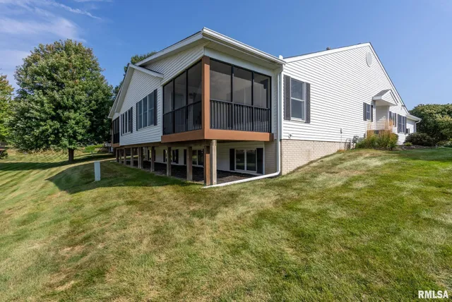 $315,000 | 802 Falcon Drive, Le Claire, IA 52753