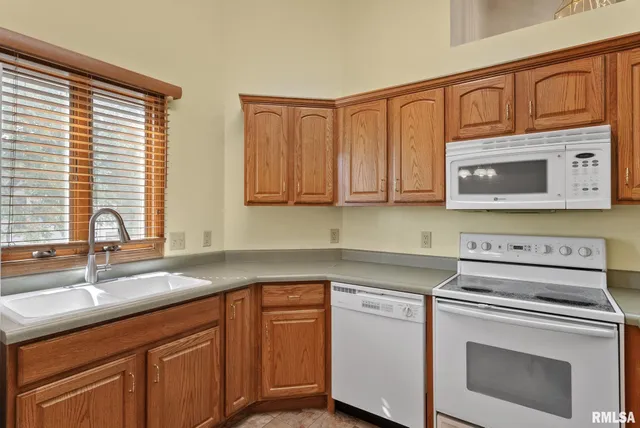 $315,000 | 802 Falcon Drive, Le Claire, IA 52753