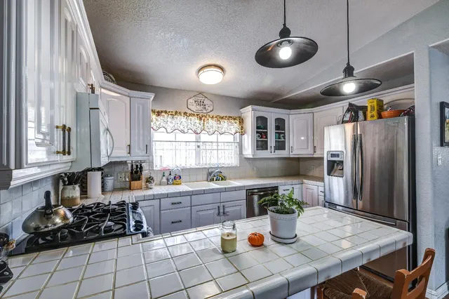 a view of livingroom with furniture and ceiling fan