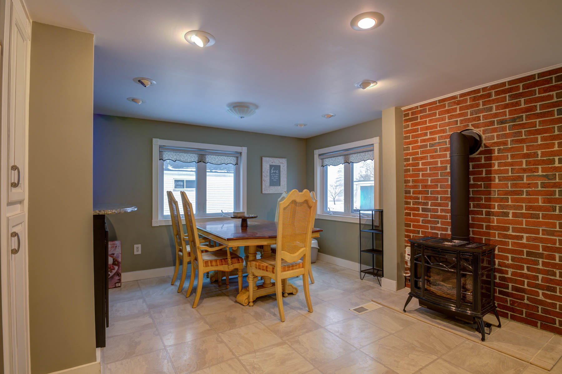 10 Meadow Road Raymond, ME 04071 - Photo 5 of 42 pic-9