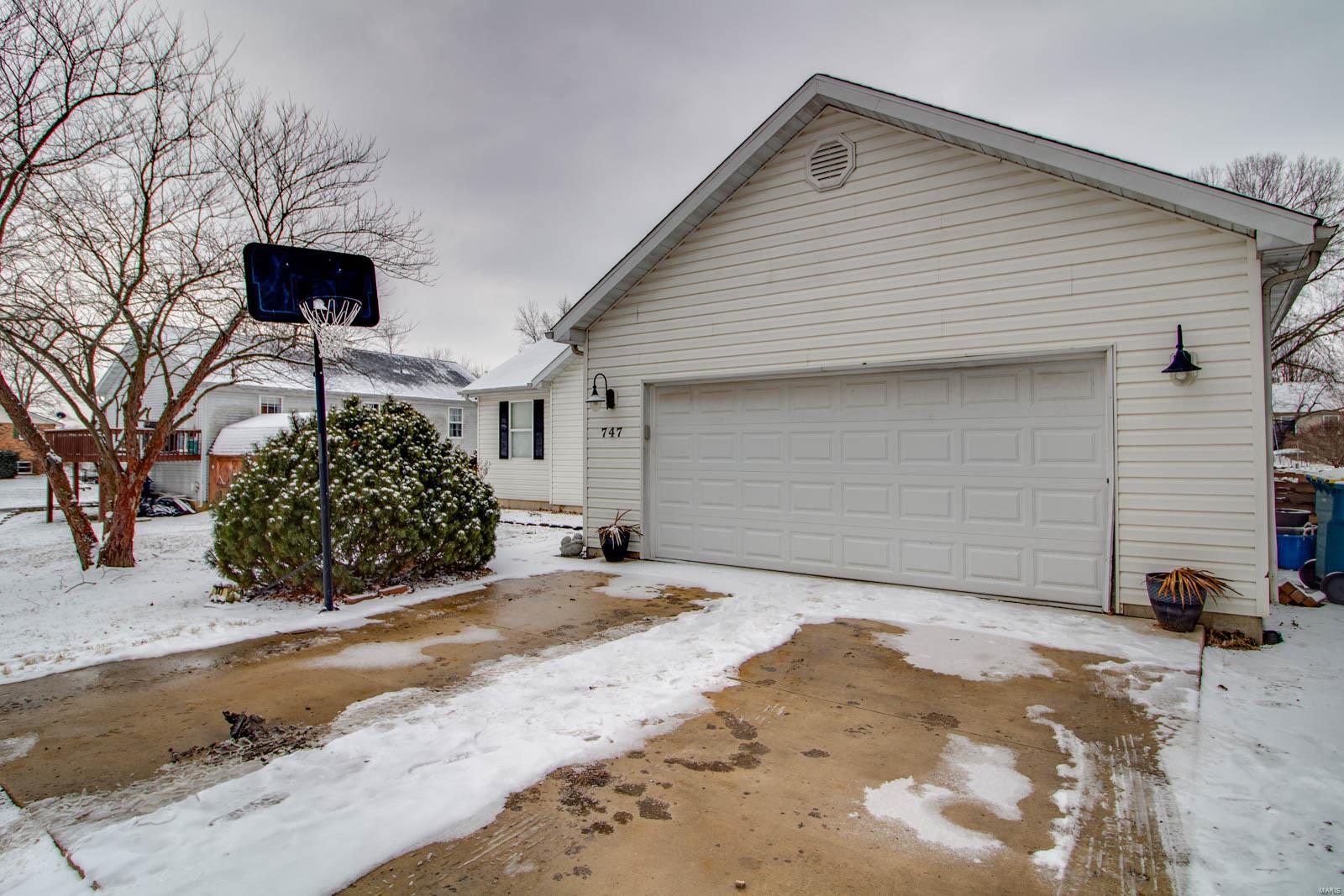 747 Riviera Circle Edwardsville, IL 62025 - Photo 3 of 38 Gallery Image 3