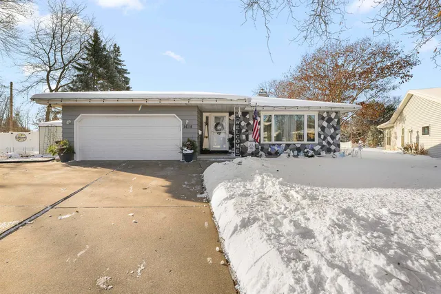 $370,900 | 1615 West 6th Avenue, Oshkosh, WI 54902