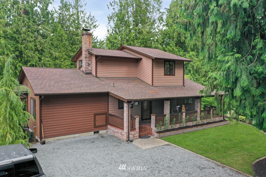 25308 Brooks Road East Orting, WA 98360 - Photo 33 of 40 a backyard of a house with table and chairs