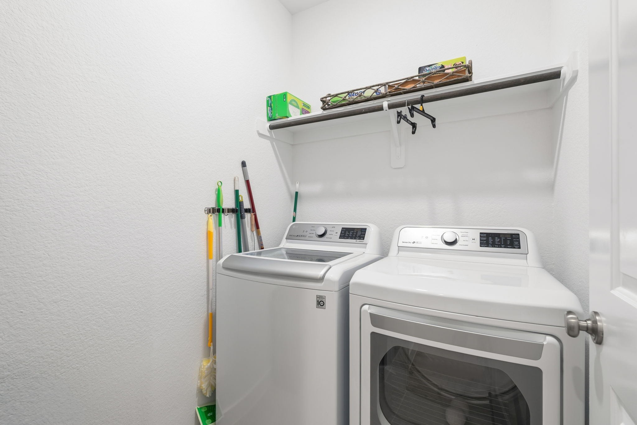 8113 Triumph Bend Way Magnolia, TX 77354 - Photo 26 of 33 a utility room with dryer and washer